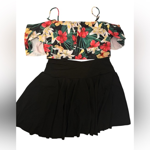 🆕 DAVI+DANI MEDIUM ✨ 2 piece swimsuit Floral Off-Shoulder Top with Black skort - Picture 1 of 2
